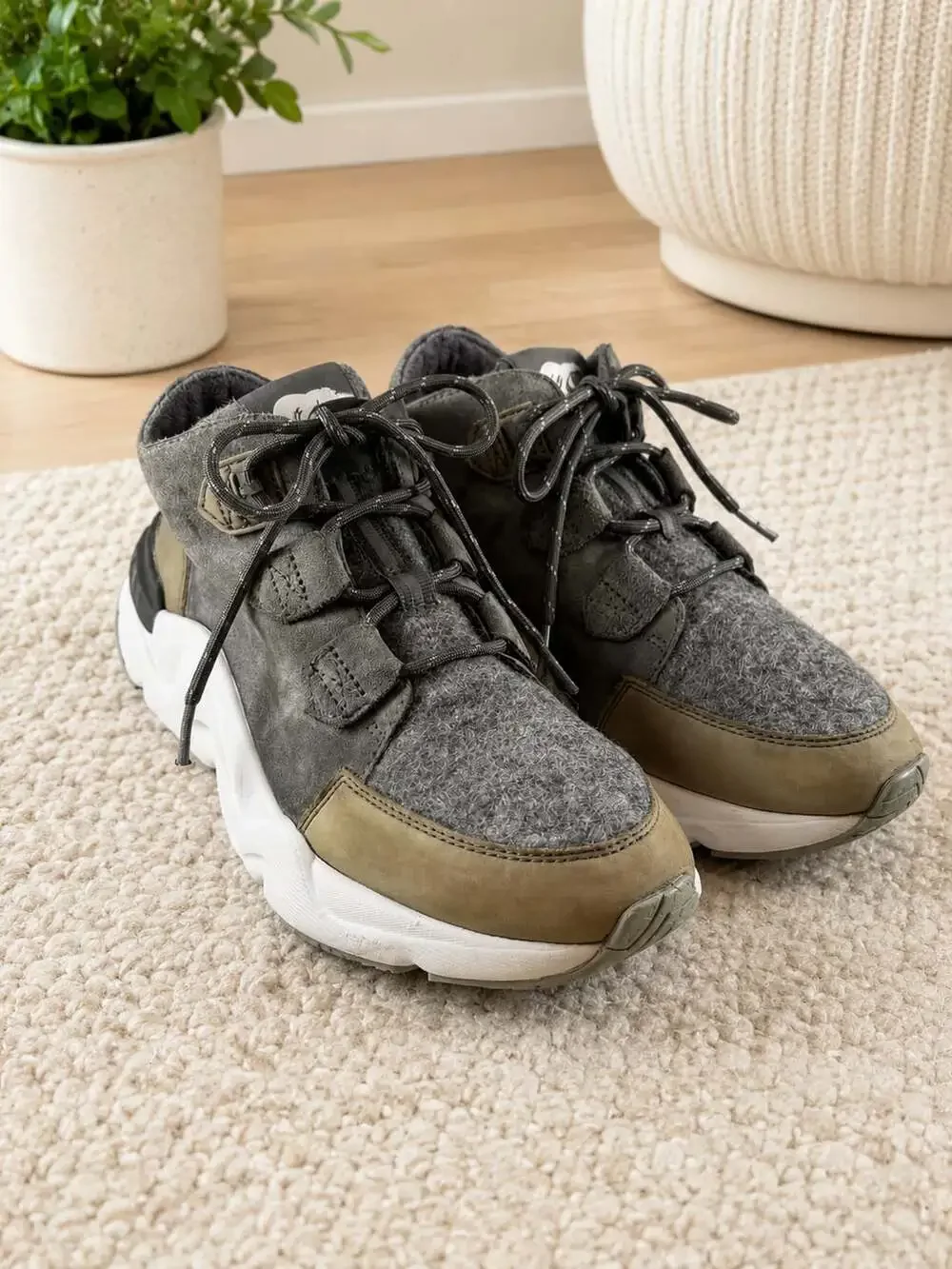 Sorel Kinetic Breakthru Caribou Waterproof Sneaker Boots Gray Women 8.5